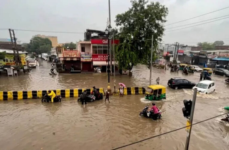 दिल्ली में बारिश ने तोड़ा 15 साल का रिकॉर्ड, 7 डिग्री गिरा पारा; गुरुग्राम में आज रेड अलर्ट
