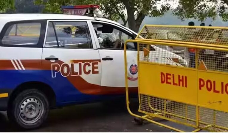 iPhone की EMI का बढ़ा बोझ, डांस टीचर ने यमुना में लगाई छलांग, पुलिस ने बचाया