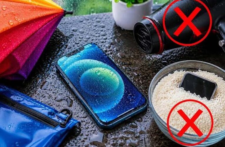 बारिश में भीग गया स्मार्टफोन? ये गलतियां कर सकती हैं फोन को हमेशा के लिए खराब