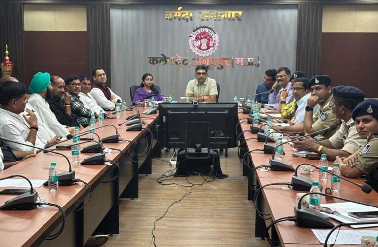 आगामी त्यौहारों को दृष्टिगत रखते हुए जिला स्तरीय शांति समिति की बैठक सम्पन्न