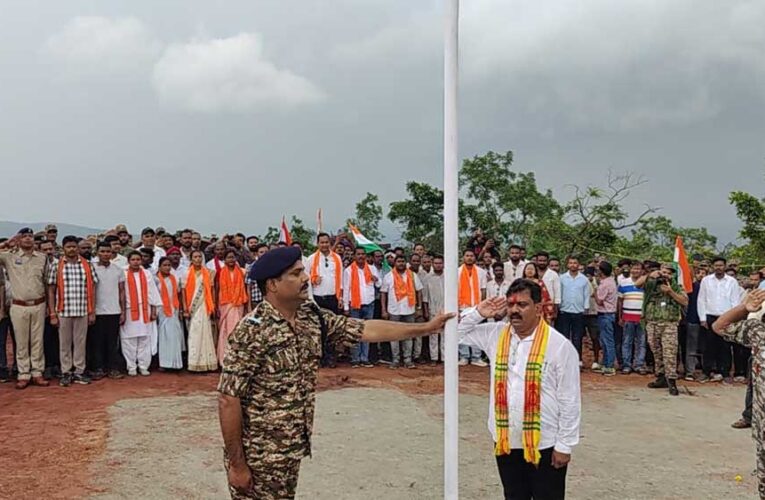 कर्रेगुट्टा पर पहुंची बस्तर तिरंगा यात्रा, उप मुख्यमंत्री  विजय शर्मा ने फहराया तिरंगा