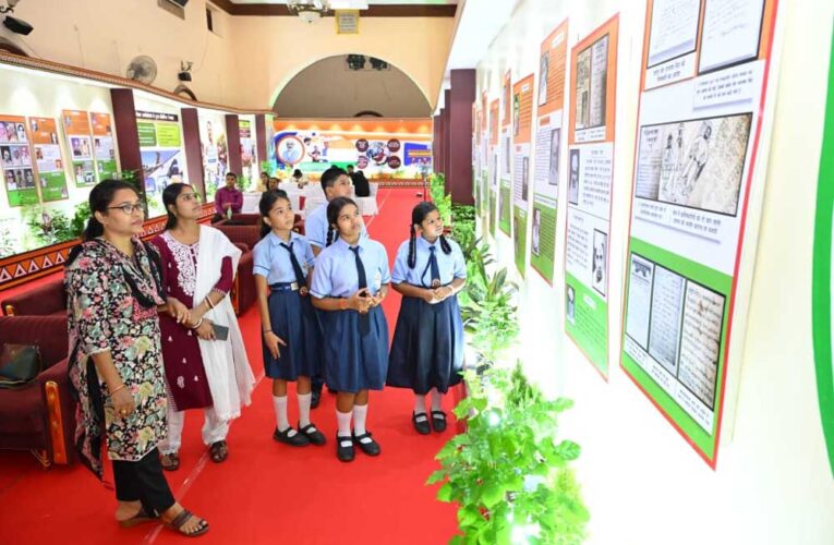 विद्यार्थियों ने देखी स्वतंत्रता संग्राम सेनानियों और ‘वंदे मातरम्’ पर आधारित छायाचित्र प्रदर्शनी