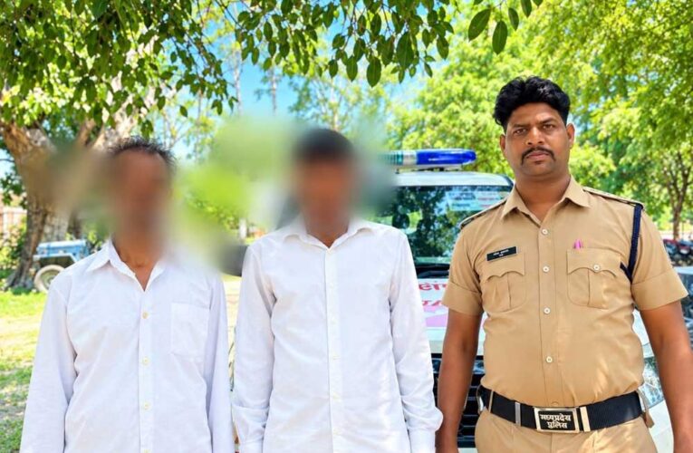 छतरपुर के डायल-112 हीरोज मानसिक रूप से अस्वस्थ युवक को खोजकर सुरक्षित परिजनों से मिलाया