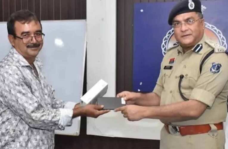 CG पुलिस ने लौटाए 60 लाख रुपये के 200 खोए मोबाइल, चेहरों पर लौटी मुस्कान