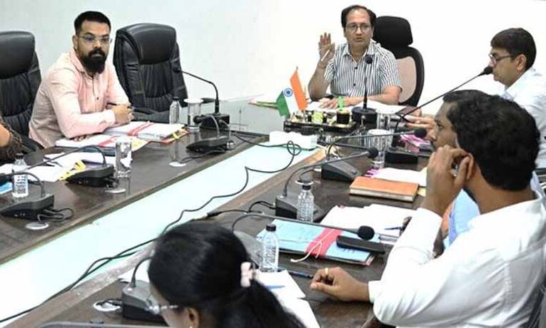 बिलासपुर कलेक्टर सख्त, पाठ्यपुस्तकें नहीं लेने वाले निजी स्कूलों को जारी करें नोटिस