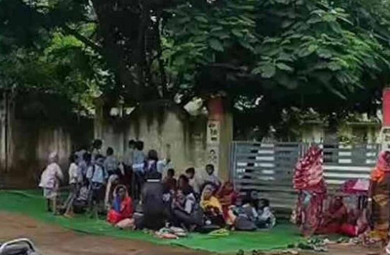 शिक्षकों की नियुक्ति की मांग को लेकर उतरे छात्र-पालक, युक्तियुक्तकरण पर भी उठाए सवाल