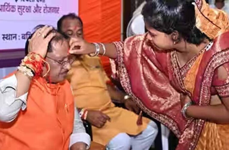 शहीद जवान की पत्नी ने CM साय को बांधी राखी, बोले- सगी बहन से बढ़कर बहन मिली