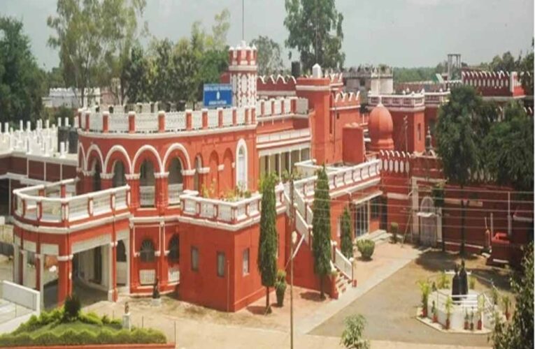 CG के खैरागढ़ में 230 साल पुरानी लिथोग्राफी कला आज भी जीवित, जर्मनी के पत्थरों पर सीख रहे छात्र