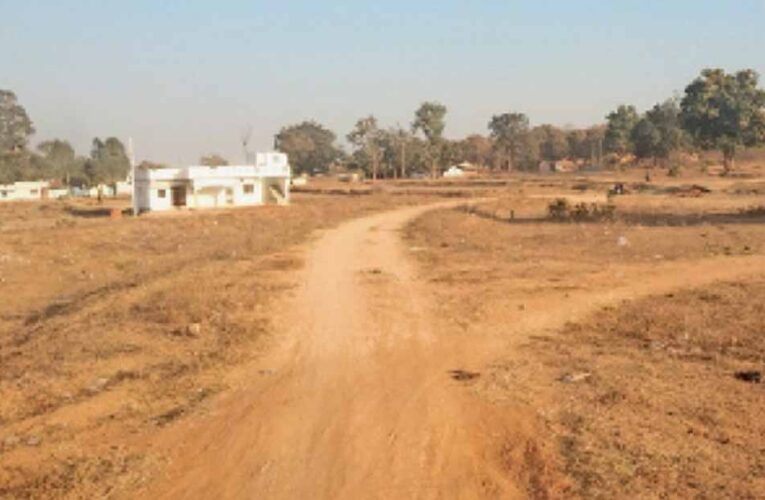 CG में खेतों को काटकर भू-माफिया कर रहे प्लॉटिंग, किसानों की सैकड़ों एकड़ फसल बर्बाद