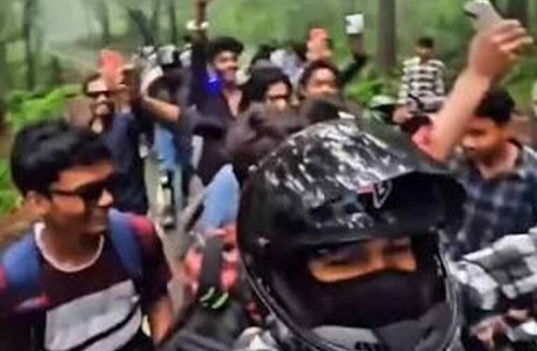 CG में स्टंटबाज बाइकर्स गैंग पर पुलिस का एक्शन, कान पकड़कर माफी मांगने पर मजबूर हुए युवक
