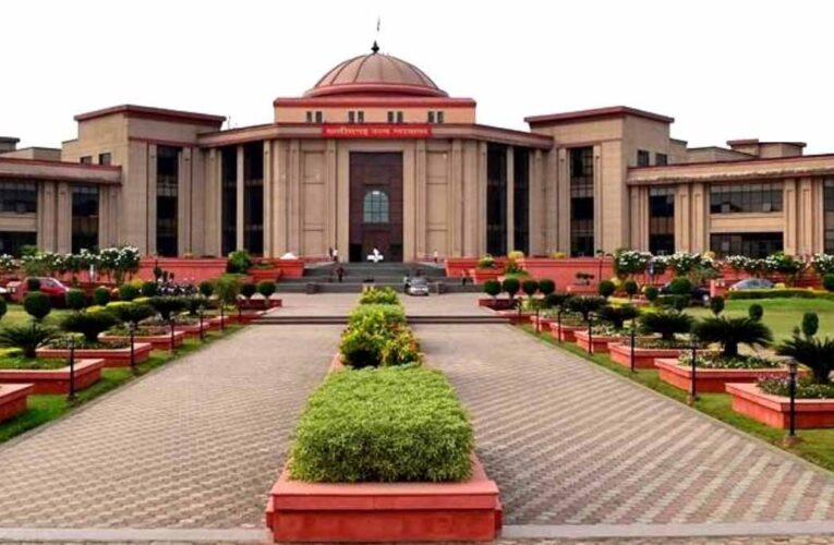 CG हाईकोर्ट का बड़ा फैसला, तबादले से कर्मचारी की अर्जित वरिष्ठता खत्म नहीं होगी