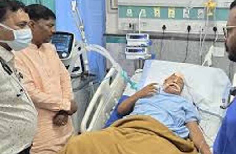 सड़क हादसे में घायल जवानों से मिलने जगदलपुर अस्पताल पहुंचे वन मंत्री
