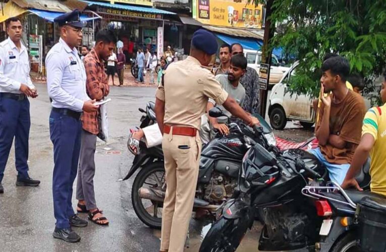 CG में ट्रैफिक नियम तोड़ने वालों पर कार्रवाई, 1035 वाहन चालकों से वसूला 5 लाख रुपये जुर्माना
