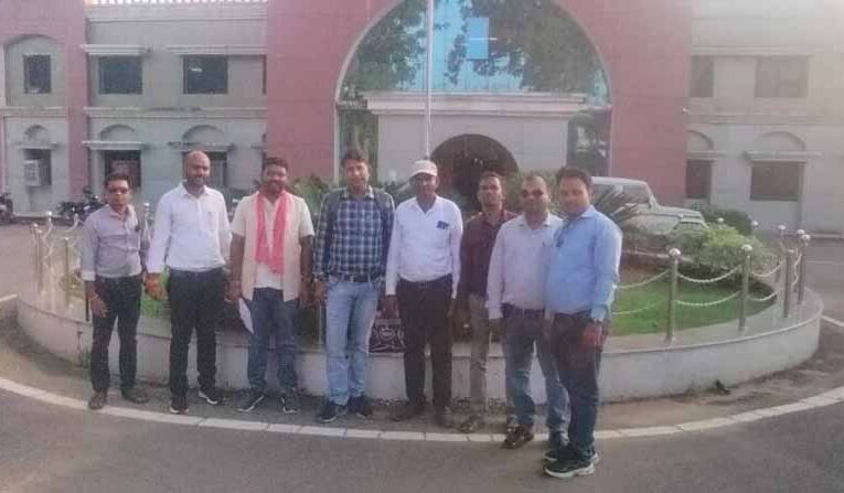 सर्व शिक्षक संघ ने शिक्षकों की मांगों को लेकर DEO को सौंपा ज्ञापन, जनगणना ड्यूटी के अवकाश और पदोन्नति की मांग