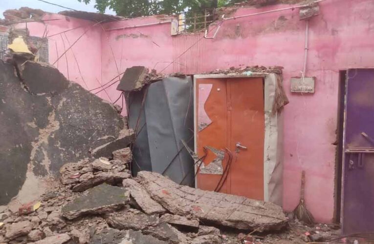 CG में जर्जर पंचायत भवन की छत गिरी, मलबे में दबे सरकारी दस्तावेज; सरपंच-सचिव बाल-बाल बचे