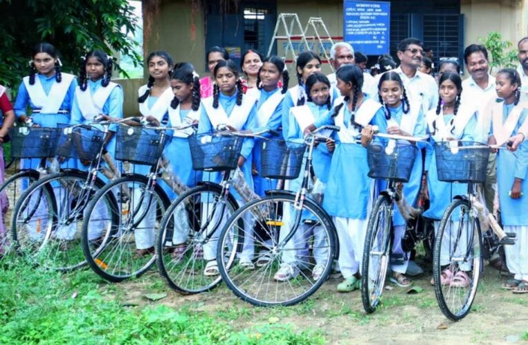 ठग्गांव स्कूल की 18 छात्राओं को मिली साइकिल, मंत्री ने कहा-गांवों की तस्वीर बदल रही है