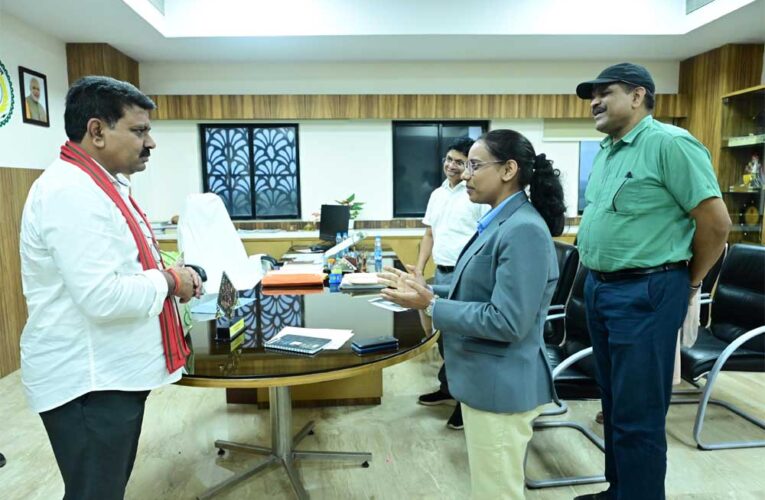 उप मुख्यमंत्री  विजय शर्मा ने राष्ट्रपति भवन से आमंत्रण मिलने पर रेणुका गोस्वामी को दी बधाई