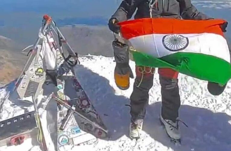 मध्यप्रदेश पुलिस की महिला आरक्षक वर्षा पटेल ने यूरोप की सर्वोच्च चोटी माउंट एल्ब्रुस पर फहराया तिरंगा