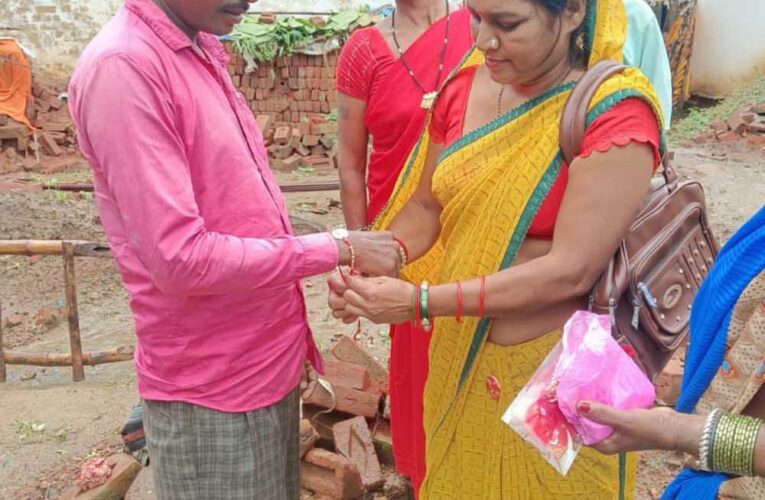रक्षा सूत्र से बंधा ‘पक्के घर’ का संकल्प