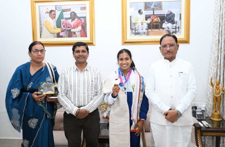 राष्ट्रमंडल खेलों की रजत पदक विजेता ज्ञानेश्वरी यादव का मुख्यमंत्री निवास में भव्य स्वागत