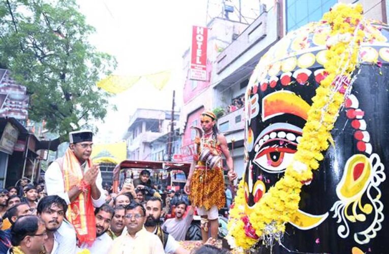 हर हर महादेव’ के जयघोष से गूंजा नरेला, मंत्री विश्वास सारंग की अगुवाई में निकली बाबा महाकाल की भव्य शाही सवारी