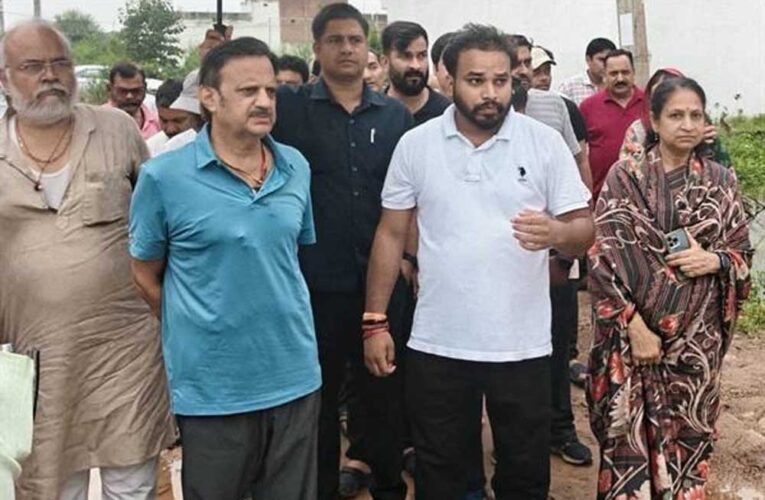 जलभराव प्रभावित क्षेत्रों में खुद पहुंचे उप मुख्यमंत्री  शुक्ल, 9 लोगों को कराया रेस्क्यू