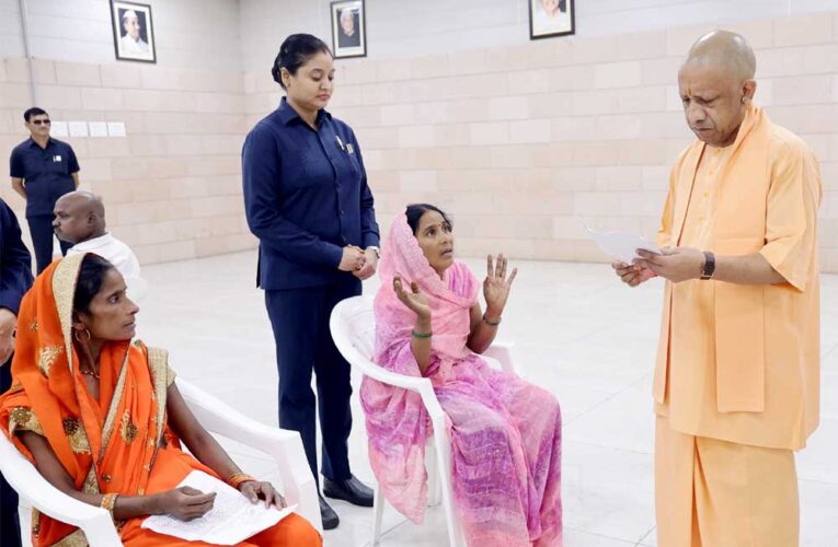 सीएम योगी ने महिला को गाय देने और दिव्यांग की भूमि से अवैध कब्जा हटाने का दिया निर्देश