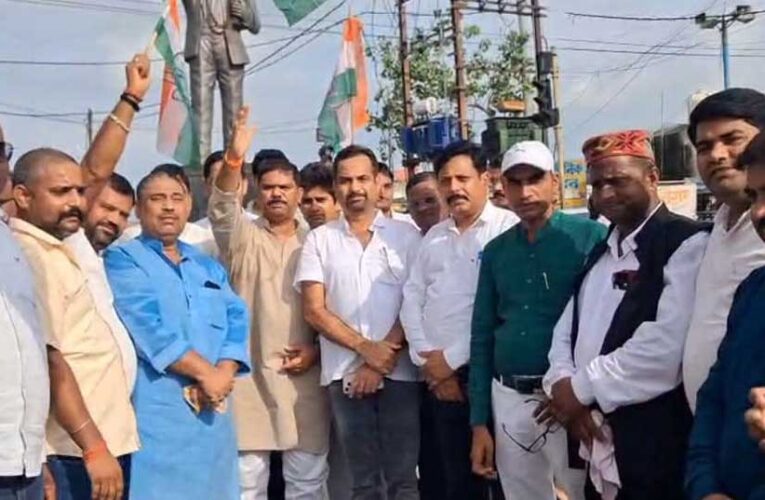दतिया उपचुनाव में कांग्रेस की जीत पर सिंगरौली में जश्न, कार्यकर्ताओं ने बांटी मिठाई