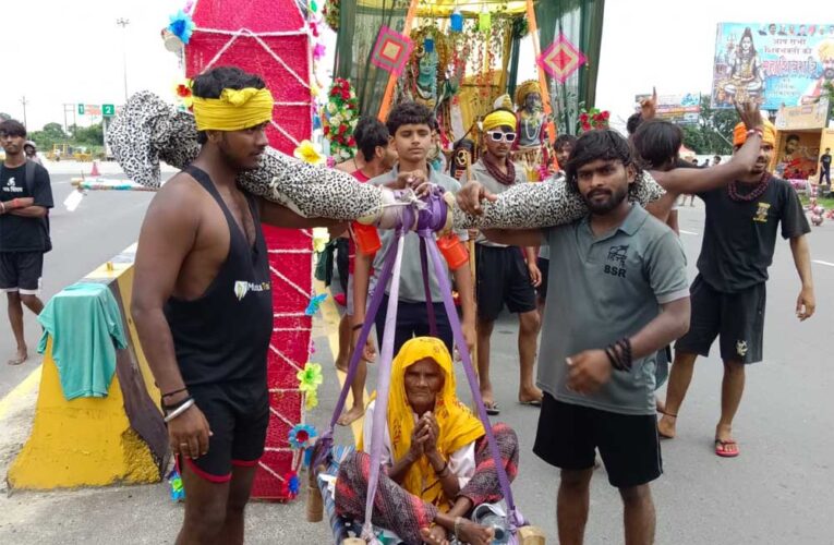 24 पोते बने दादी के श्रवण कुमार