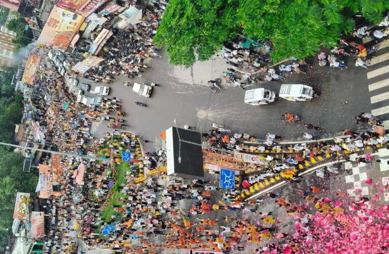 भव्य कांवड़यात्रा का आयोजन, राजकीय हेलीकॉप्टर से हुई पुष्पवर्षा