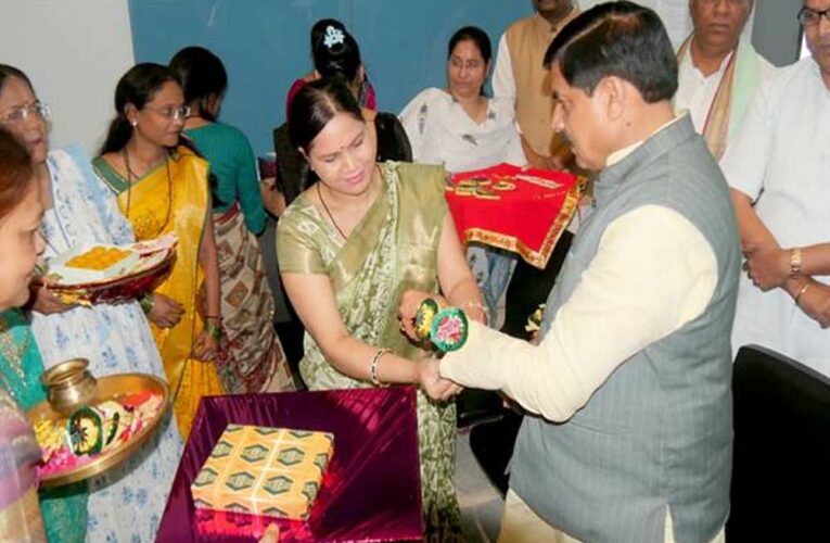 लाड़ली बहनों ने मुख्यमंत्री डॉ. यादव को बांधी स्नेह और विश्वास से भरी राखियां