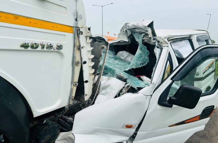 धार में दर्दनाक सड़क हादसा, गुजरात के युवकों की वैन को ट्रॉले ने मारी टक्कर; 6 की मौत