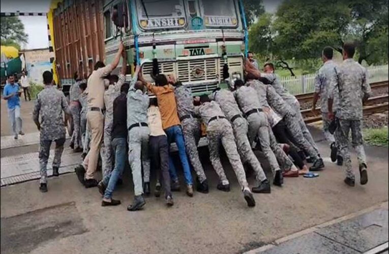 क्विक रिस्पांस फोर्स(QRF) जवानों की सूझबूझ ओर तत्परता से टली बड़ी दुर्घटना