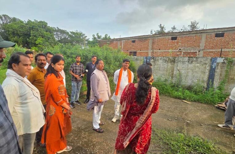 मंत्री  रामविचार नेताम ने किया पोस्ट मैट्रिक आदिवासी कन्या छात्रावास का आकस्मिक निरीक्षण