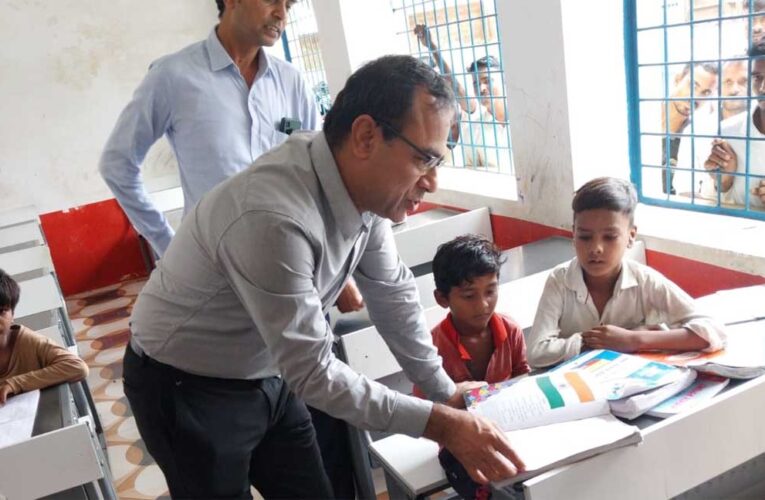 स्कूल शिक्षा विभाग के प्रमुख सचिव ने बच्चों के साथ बैठकर देखी पढ़ाई, शिक्षकों से संवाद कर शिक्षा की गुणवत्ता पर दिए सुझाव