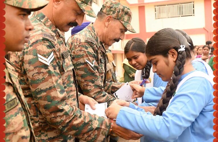 सेना के सम्मान में राखी का धागा, नवा रायपुर के पोस्टकार्ड पर विद्यार्थियों ने लिखे भावपूर्ण संदेश
