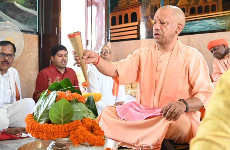 सावन के दूसरे सोमवार सीएम योगी ने किया रुद्राभिषेक