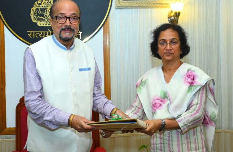 राज्यपाल  डेका को लोक सेवा आयोग की अध्यक्ष सु शांडिल्य ने वार्षिक प्रतिवेदन सौंपा