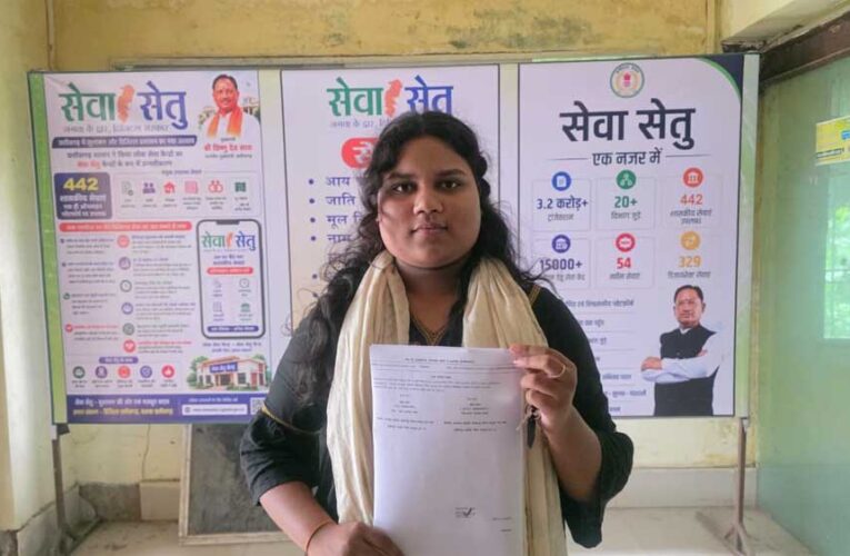 सेवा सेतु केंद्र से डॉली गंधर की आधार संबंधी समस्या का हुआ समाधान