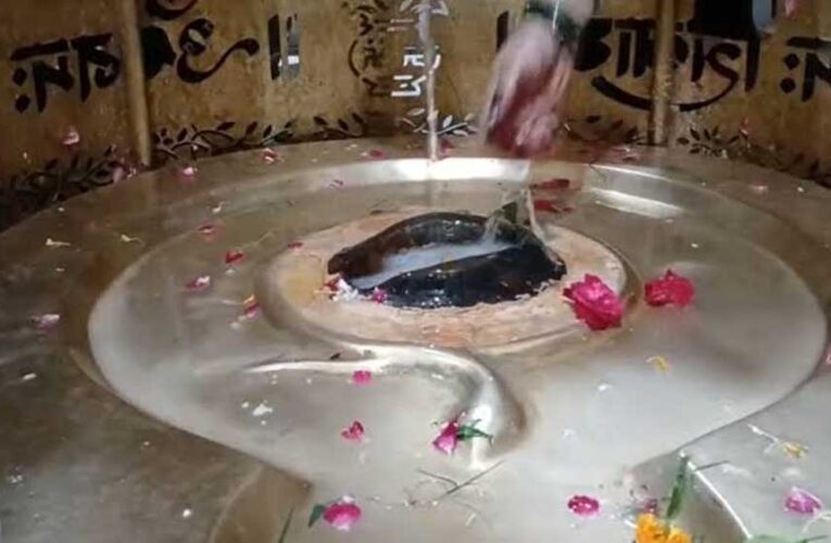 हर हर महादेव से गूंजे शिवालय, सावन के सोमवार पर आस्था का समुद्र