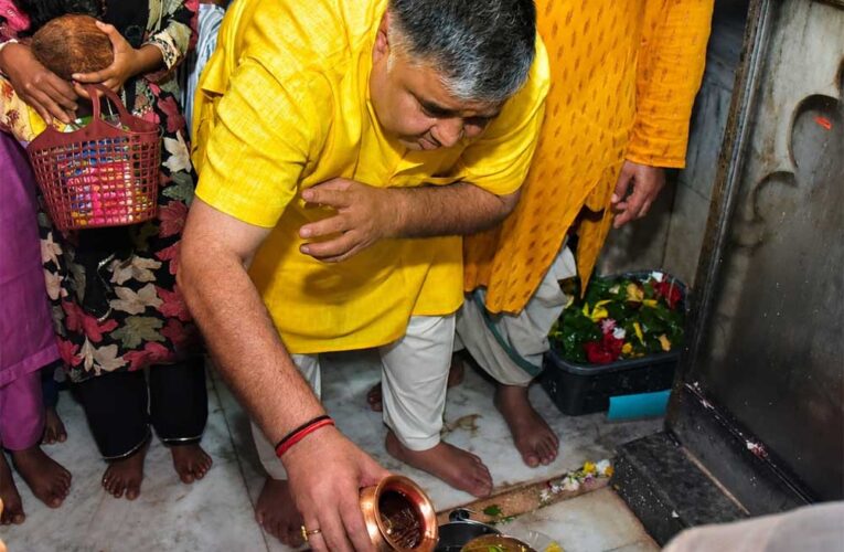 श्रावण के प्रथम सोमवार पर कैबिनेट मंत्री  राजेश अग्रवाल ने लखनपुर शिव मंदिर में विधि-विधान से किया जलाभिषेक,  प्रदेशवासियों के सुख, शांति, समृद्धि और खुशहाली की कामना