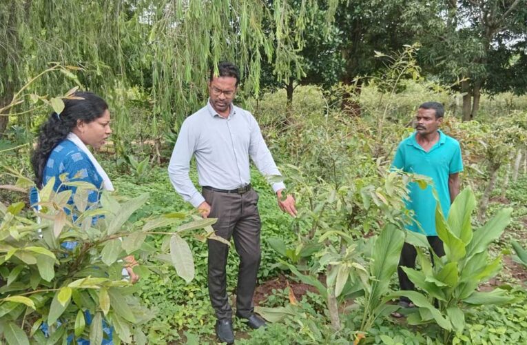 सचिव ग्रामोद्योग  राजेश सिंह राणा द्वारा रेशम एवं धागाकरण केन्द्रों का किया गया निरीक्षण