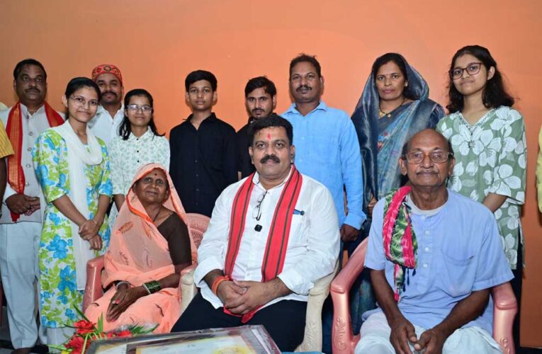 तीन बहनों ने एक साथ पास की नीट परीक्षा, उप मुख्यमंत्री  विजय शर्मा ने घर पहुंचकर दी बधाई