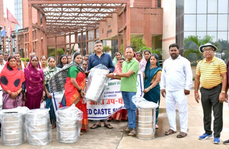 अनुसूचित जाति उपयोजना के तहत किसानों को स्टोरेज बिन वितरित