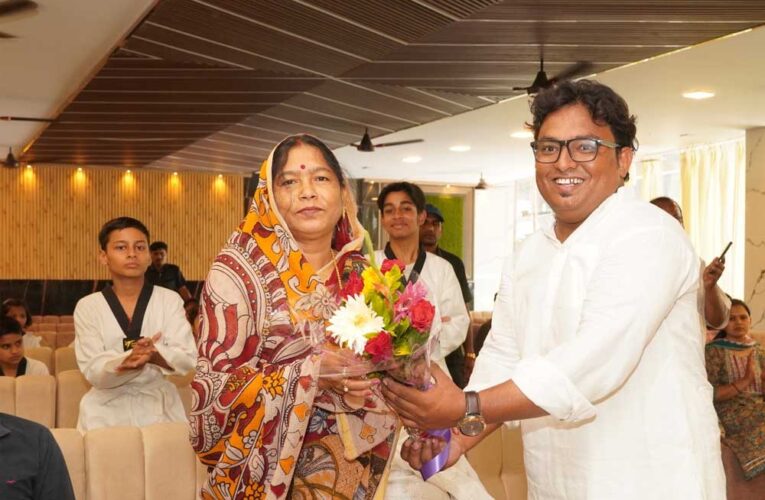 *वैढ़न में ताइक्वांडो छात्र एवं अंतरराष्ट्रीय मास्टर अनस खान किए गए सम्मानित बेटियों को आत्मरक्षा के लिए प्रेरित करने का लिया संकल्प*