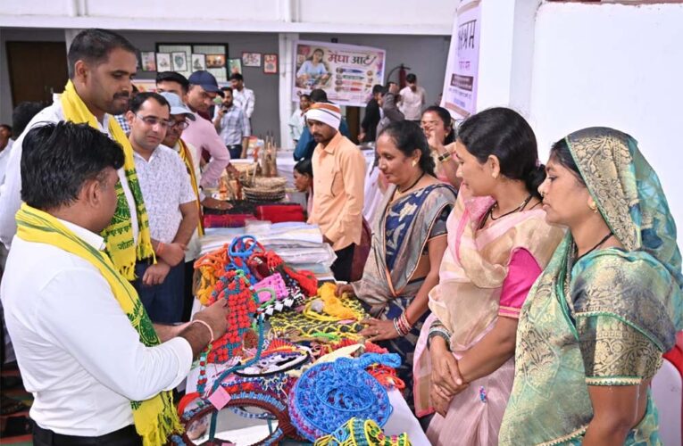 जनजातीय कारीगरों के हुनर को मिलेगा व्यापक बाजार, 20 कलाकारों एवं कारीगरों ने लगाए स्टॉल