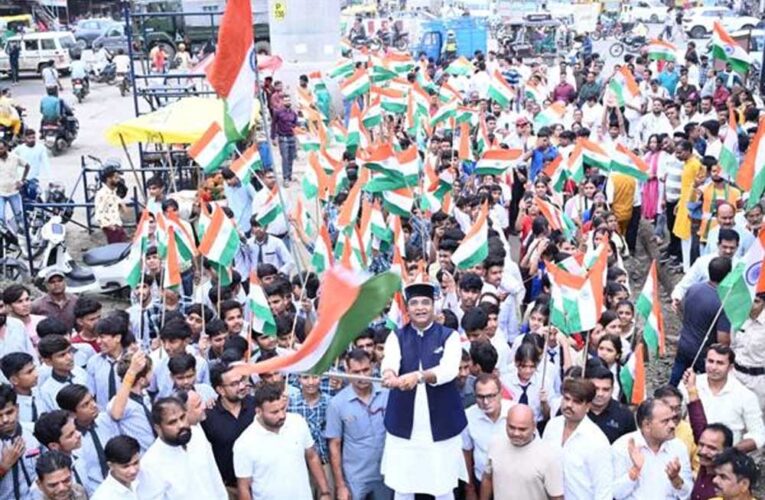 तिरंगे के साथ देशभक्ति का संदेश, विभाजन की पीड़ा को भी किया नमन