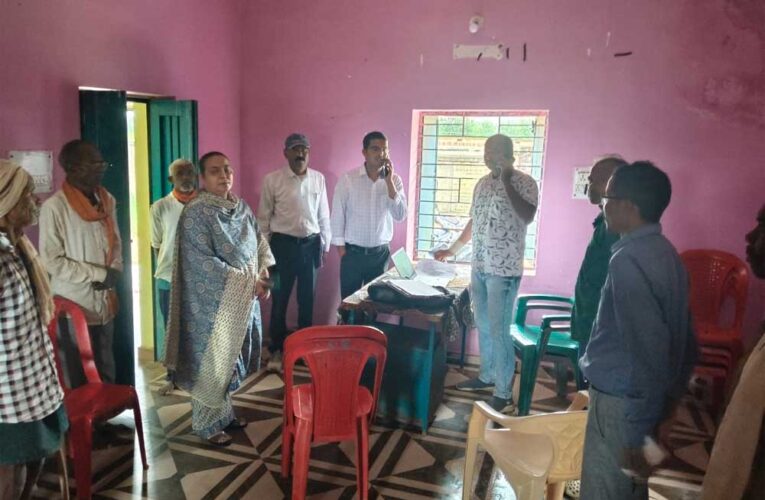 अपर कलेक्टर ने फॉर्मर आईडी कैंप का किया निरीक्षण, अनुपस्थित कर्मचारियों को दिए उपस्थित होने के निर्देश