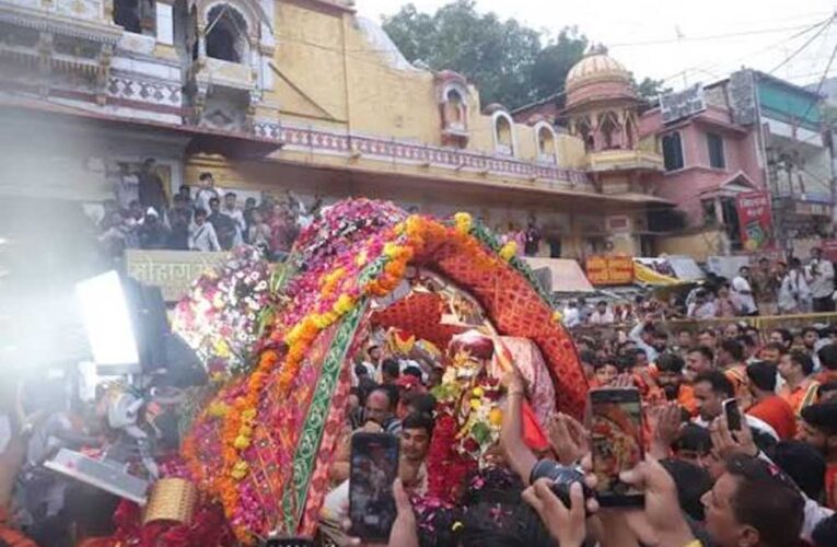 श्रावण के प्रथम सोमवार भगवान  महाकाल मनमहेश स्वरूप में नगर भ्रमण पर निकले