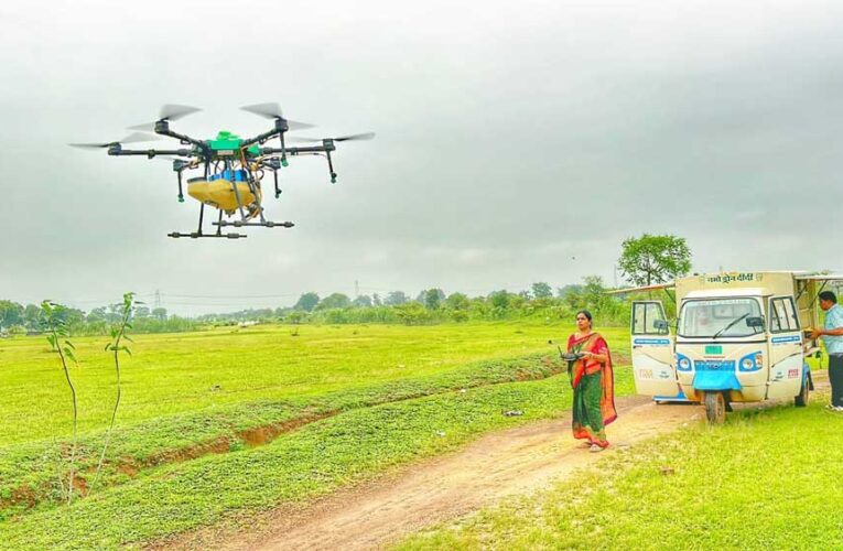 ड्रोन के पंखों से आत्मनिर्भरता की उड़ान, ‘विष्णु भैया’ की योजनाओं से हेमलता बनीं ड्रोन दीदी
